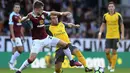 Pemain Arsenal, Santi Cazorla berebut bola dengan pemain Burnley,  Johann Berg Gudmundsson pada lanjutan Premier League pekan ke-7 di Stadion Turf Moor, (2/10/2016). (Reuters/Anthony Devlin)