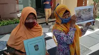 Polda Jawa Timur (Polda Jatim) memeriksa istri almarhum Salim Kancil, Tijah terkait kasus dugaan pencemaran nama baik pada Rabu, (12/8/2020). (Foto: Liputan6.com/Dian Kurniawan)