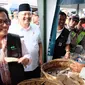 Menkeu Sri Mulyani tersenyum saat menyapa nasabah pembiayaan Ultra Mikro (UMi) Pusat Investasi Pemerintah Kementerian Keuangan di Belawan, Medan, Sumatera Utara, Selasa (16/1/). UMi implementasi dari Trisakti dan Nawacita. (Liputan6.com/Reza Efendi)