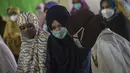 Berda Asmara (tengah), istri dari Serda Mes Guntur Ari Prasetya, berbincang disela doa bersama di Universitas Nahdlatul Ulama Surabaya, Senin (26/4/2021). Sholat ghaib dan doa bersama tersebut untuk mendoakan seluruh kru KRI Nanggala 402 yang tenggelam di perairan Bali. (Juni Kriswanto/AFP)