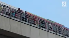 LRT Palembang kembali mogok Minggu (12/8) siang. Sejumlah penumpang yang ada di dalam kereta ketakutan hingga menangis.