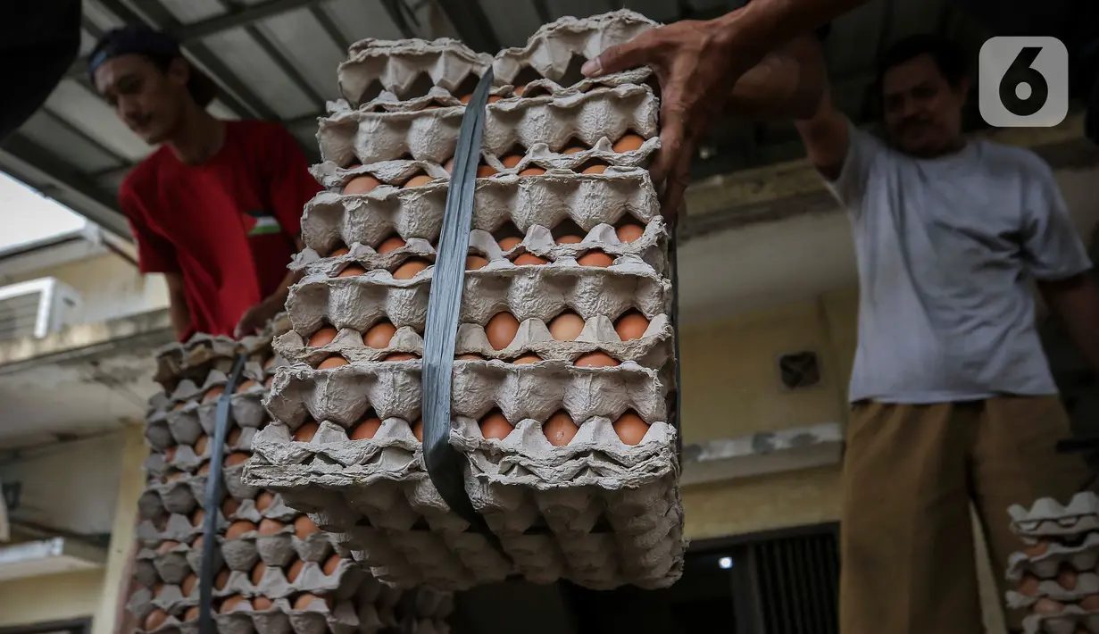 Pelanggan juga terlihat mengurangi pembelian. Bahkan tak sedikit konsumen memilih telur yang cangkangnya pecah dengan harga lebih terjangkau. (Liputan6.com/Angga Yuniar)