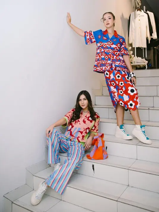 Squad bridesmaid Jessica Mila memberi inspirasi tampil trendi dengan pakaian motif bunga, nih. [Foto: Instagram @jscmila]