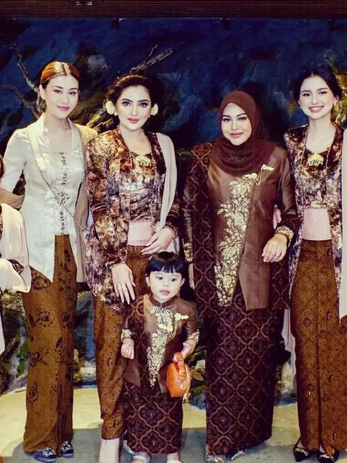 Aaliyah Massaid dan Sarah Menzel Dibalut Kebaya Coklat saat Tedak Siten Azzura