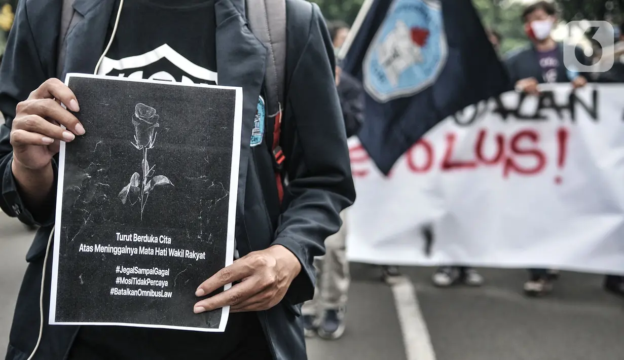 Mahasiswa Universitas Indraprasta atau Unindra membawa poster bertulis "Turut Berduka Cita Atas Meninggalnya Mata Hati Wakil Rakyat" saat menggelar longmarch menolak UU Cipta Kerja di Jalan TB Simatupang, Jakarta, Rabu (7/10/2020). (merdeka.com/Iqbal S. Nugroho)
