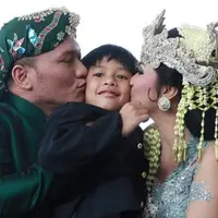 Untuk kedua kalinya, Iwa K jatuh dalam pelukan wanita bergigi gingsul. Ada apa antara Iwa K dengan wanita bergigi gingsul?