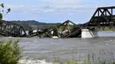 Menurut Montana Rail Link, beberapa gerbong kerta jatuh ke sungai, namun tidak ada awak yang cedera akibat kejadian ini. (AP Photo/Matthew Brown)