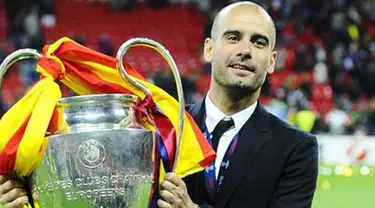 Pelatih Barcelona Pep Guardiola mengangkat trofi Liga Champions usai tim asuhannya menundukkan Manchester United 3-1 pada partai final di Wembley Stadium, 28 Mei 2011. AFP PHOTO/CARL DE SOUZA