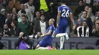 Pemain Chelsea, Mykhailo Mudryk, merayakan gol yang dicetaknya ke gawang Fulham dalam laga pekan ketujuh Liga Inggris 2023/2024, Selasa (3/10/2023) dini hari WIB. Chelsea menang 2-0 dalam laga ini. (AP Photo/Kin Cheung)