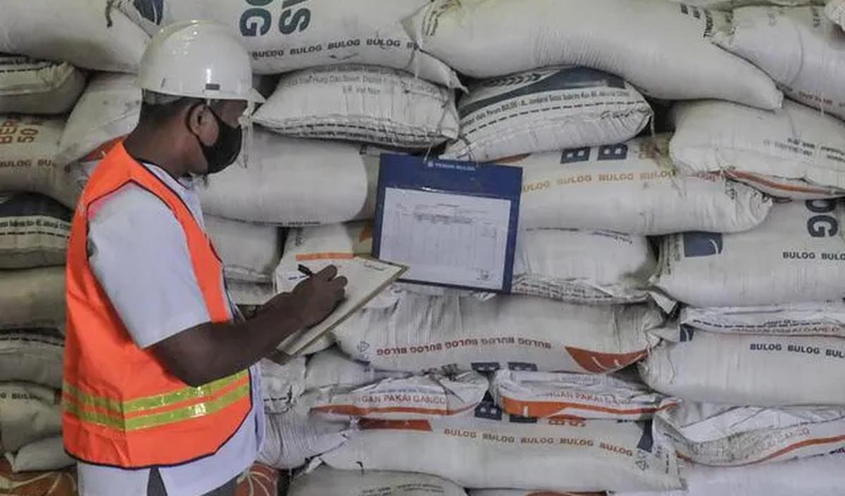 Sebenarnya, kata Khudori, stok beras tersebut tidak besar. Namun kalau CBP tidak berkurang, maka tidak ada dorongan bagi pemerintah untuk mengimpor beras.