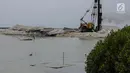 Pekerja mengoperasikan alat berat dalam proyek pembangunan dermaga di Pulau Pramuka, Kepulauan Seribu, Jakarta, Rabu (28/11). Proyek pembangunan dermaga yang sudah dimulai sejak tahun lalu itu terus dikebut pengerjaannya. (Liputan6.com/Faizal Fanani)