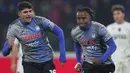 Pemain Atalanta, Ademola Lookman (kanan) mengenakan jersey spesial Natal saat merayakan golnya ke gawang Empoli pada laga lanjutan Liga Italia 2024/2025 di Gewiss Stadium, Bergamo, Italia, Minggu (22/12/2024) waktu setempat. (AP Photo/LaPresse/Spada)