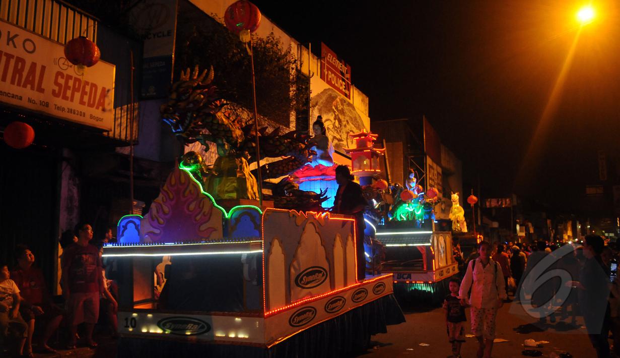 Beberapa mobil hias ikut memeriahkan malam perayaan Cap Go Meh di Bogor, Jawa Barat, Kamis (5/3/2015). Malam perayaan Cap Go Meh di Kota Bogor berlangsung meriah. (Liputan6.com/Helmi Fithriansyah)