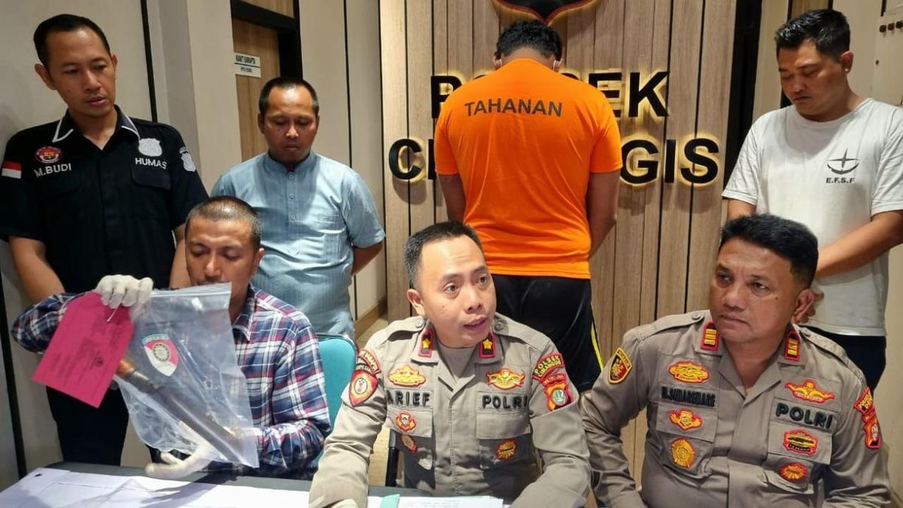 Pada hari kejadian, RA melihat ibunya dan tanpa basa basi langsung menyerang hingga Sri tewas.