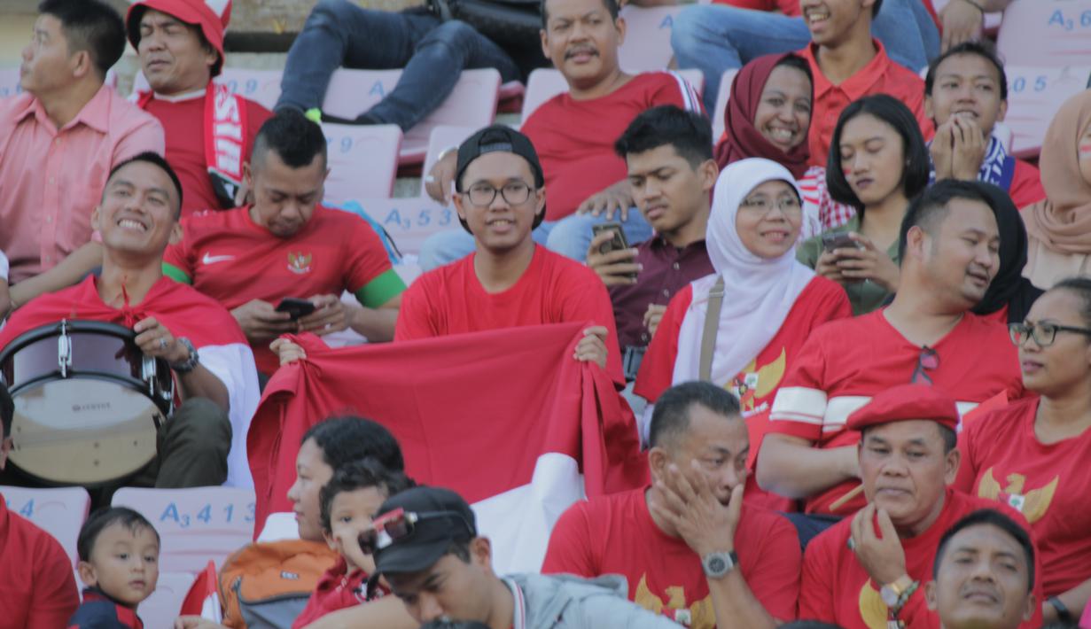 Antusias yang tinggi dari para pendukung Indonesia pada laga pertama piala AFF U-22 yang berlangsung di Stadion Nasional, Phom Penh, Kamboja, (Senin/18/2). Timnas Indonesia bermain imbang 1-1 kontra Myanmar. (Bola.com/Zulfirdaus Harahap)