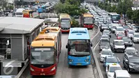 Bus Transjakarta mengangkut penumpang di Halte Harmoni, Jakarta (19/4). Beroperasinya 247 bus di Koridor I, Dirut PT Transjakarta Budi Kaliwono memprediksi jarak kedatangan bus setiap halte membutuhkan waktu 30 detik. (Liputan6.com/Immanuel Antonius)