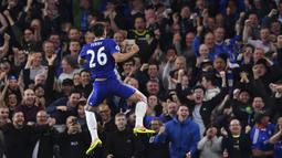 Kapten Chelsea, John Terry, merayakan gol yang dicetaknya ke gawang Watford pada laga Premier League di Stadion Stamford Bridge, London, Senin (15/5/2017). Chelsea menang 4-3 atas Watford. (AFP/Ben Stansall)