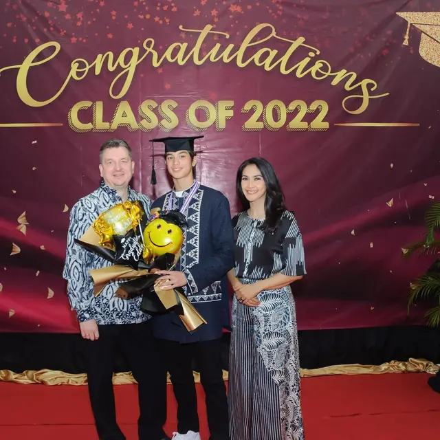 6 Momen Kelulusan SMP Eddy Meijer Anak Maudy Koesnaedi, Penuh Rasa Bangga