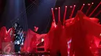 Penyanyi dan penulis lagu, Melly Goeslaw tampil nyentrik dalam 'The Biggest Concent Ada Apa dengan Cinta? 2', Kamis (31/3). Konser ini menampilkan lagu-lagu yang menjadi soundtrack di film legendaris, Ada Apa Dengan Cinta. (Liputan6.com/Herman Zakharia)