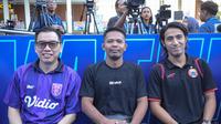 Managing Director Vidio, Hermawan Sutanto (kiri) bersama dengan COO One Pride MMA Suwandi, dan Hanif Sjahbandi, pemain Persija Jakarta dalam peringatan Hari Kekayaan Intelektual Sedunia 2026 di Jakarta. (Bola.com/Abdul Aziz)