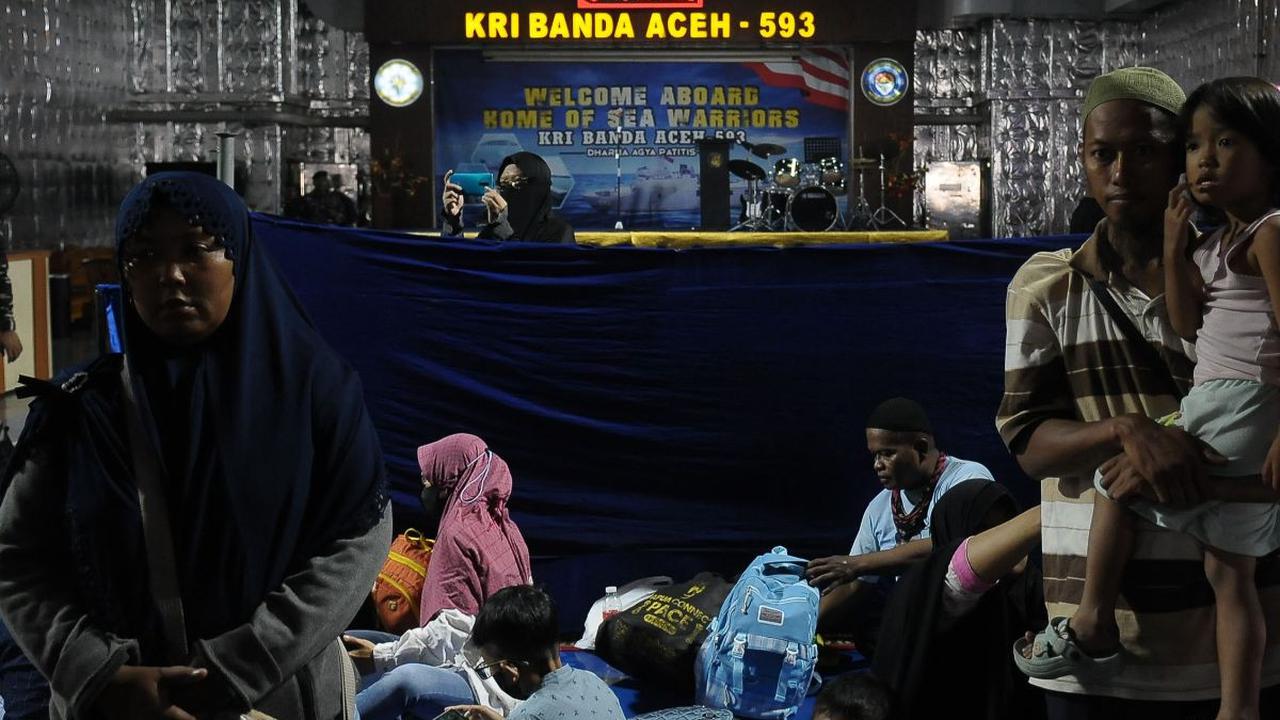 TNI Angkatan Laut (AL) menggelar mudik gratis menggunakan kapal perang KRI Banda Aceh-593 dengan keberangkatan dari&nbsp;Mako Kolinlamil, Jakarta Utara, Jumat (5/4/2024). Kegiatan mudik gratis ini menempuh perjalanan menuju Semarang dan Surabaya.&nbsp;Mer