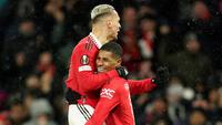Marcus Rashford merayakan gol bersama Antony dalam kemenangan Manchester United 4-1 atas Real Betis pada leg pertama 16 besar Liga Europa 2022/2023 di Old Trafford, Jumat (10/3/2023). (AP/Dave Thompson)
