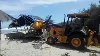 Aparat robohkan pondok-pondok bertirai di pantai Bengkulu (Liputan6.com / Yuliardhi Hardjo Putro)