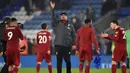 Pelatih Liverpool Jurgen Klopp (tengah) melambaikan tangan kepada para suporter ketika mereka merayakan kemenangan atas Leicester City pada pertandingan Liga Inggris di King Power Stadium, Leicester, Inggris, Kamis (26/12/2019). Liverpool menang 4-0. (Oli SCARFF/AFP)