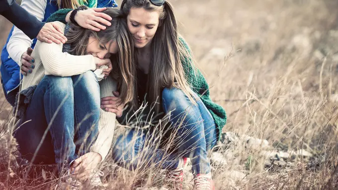 3 Cara Menghibur Sahabat yang Sedang Bersedih
