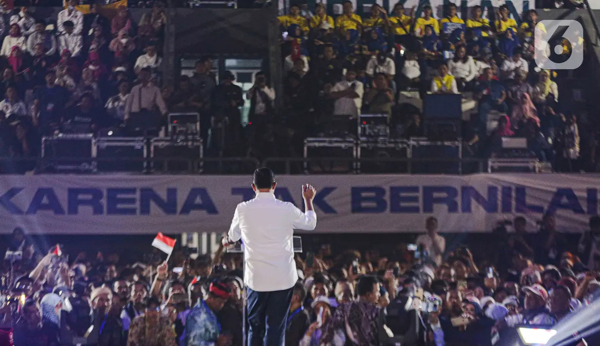 "Tapi kalau daerah tidak bisa menyelesaikan diambil ke pusat dan ujungnya tidak selesai juga, maka menyulitkan masa depan orang-orang di daerah. Kita punya kecenderungan kalau di daerah tidak jalan, ambil alih ke pusat, dilakukan sentralisasi," jelas Anies. (Liputan6.com/Faizal Fanani)
