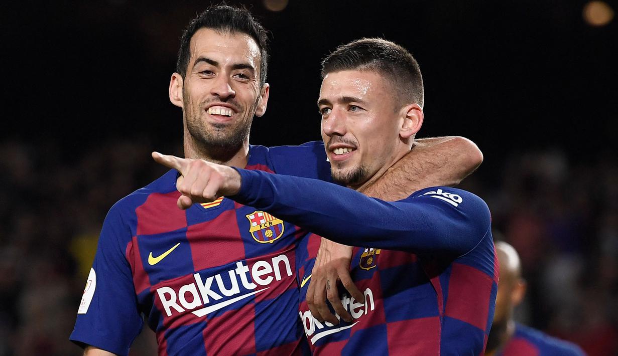 Barcelona tertarik memboyong Clement Lenglet (kanan) setelah mampu tampil impresif di lini pertahanan Sevila. Blaugrana tercatat menghabiskan dana sebesar 35,9 juta euro untuk mendatangkan pemain berkebangsaan Prancis tersebut pada musim panas 2018 lalu. (AFP/Josep Lago)