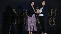Kepala Divisi Corporate Secretary Bank Raya, Ajeng Putri Hapsari menerima penghargaan Anugerah Inspiratif Kategori Digitalisasi Inovasi Perbankan Digital Berbasis Komunitas dalam gelaran Anugerah Liputan6.