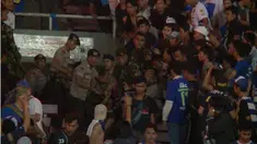 Video kericuhan Bobotoh Persib yang terjadi pada laga final Torabika Bhayangkara Cup 2016 di stadion utama Gelora Bung Karno, Minggu (3/4/2016).