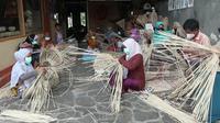 Muhammad Zaenuri mengajak warga sekitar di kampung halamannya di Lombok untuk bekerja menjadi perajin lampu hias dari limbah pelepah pisang dan bambu. (Foto: Liputan6.com).