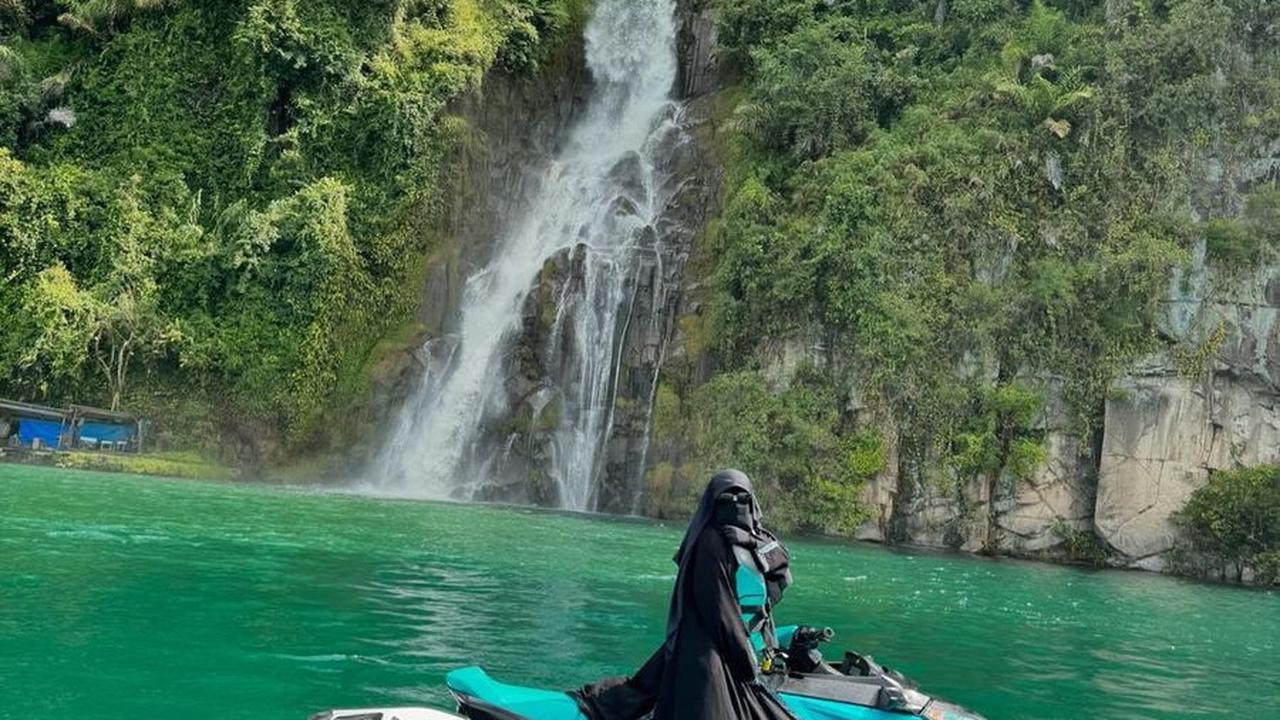 Buktikan Cadar dan Busana Syar'i Tak Jadi Penghalang, Ini 7 Potret Umi Pipik Ngebut Naik Jetski di Danau Toba