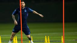 Penyerang Argentina, Lionel Messi melakukan pemanasan saat sesi latihan di Doha, Qatar, Sabtu, 17 Desember 2022. Messi akan mencoba membawa negaranya meraih gelar Piala Dunia ketiga setelah 1978 dan 1986. (AP Photo/Natacha Pisarenko)