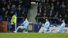 Gelandang Manchester City, Phil Foden (kiri) melakukan selebrasi usai mencetak gol ke gawang Everton pada pertandingan lanjutan Liga Inggris di Goodison Park di Liverpool, Inggris, Minggu (27/2/2022). Man City menang tipis atas Everton 1-0. (AP Photo/Jon Super)
