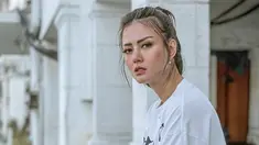 Kini tampil di layar kaca membawakan acara musik, Nita Gunawan pun kerap tampil langsung di hadapan penonton. Beberapa kali ia pun abadikan potretnya bersama para host lain seperti Ruben Onsu dan Raffi Ahmad dalam acara Carnaval SCTV. Tampil memesona dengan paras cantiknya ia pun kerap menuai pujian. (Liputan6.com/IG/@nitagunawan09)