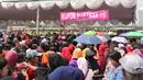 Suasana saat warga antre untuk mendapatkan sembako gratis dalam acara "Untukmu Indonesia" di lapangan Monas, Jakarta, Sabtu (28/4). Selain itu acara juga dimeriahkan dengan doa lintas agama, dan pembagian sembako. (Liputan6.com/Arya Manggala)