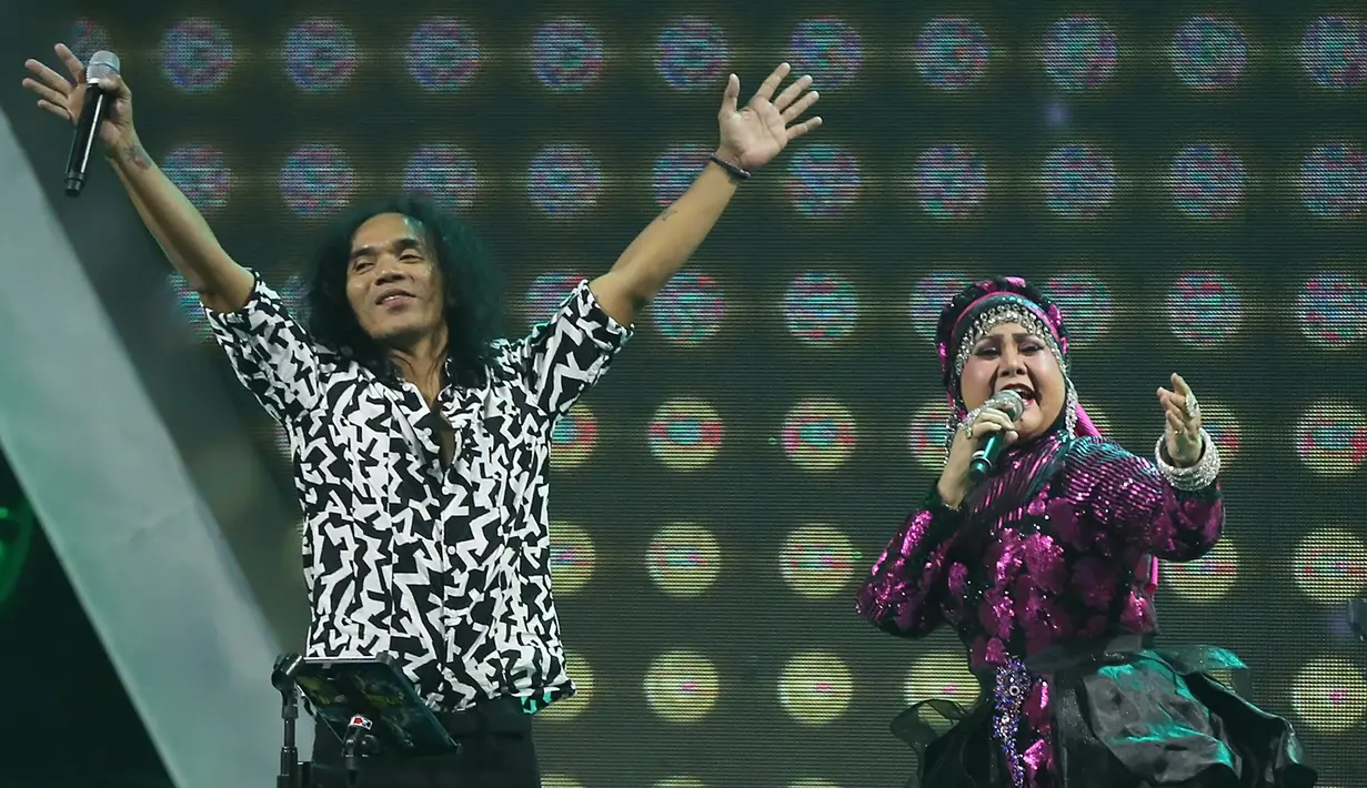 Dalam penampilannya kali itu, Slank seperti menggelar mini konser yang diadakan di dalam konser. Band yang terdiri dari Kaka, Bimbim, Ridho, dan Ivanka ini membawakan delapan lagu tanpa jeda. (Bambang E. Ros/Bintang.com)