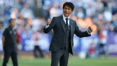 Perjalanan karier kepelatihan pelatih Cerezo Osaka saat ini, Akio Kogiku terbilang unik. Setelah lebih dari dua dekade menjadi bagian jajaran kepelatihan Cerezo Osaka, ia akhirnya dipercaya menjadi pelatih utama dan kini buah manis pun dipetik di ajang J1 League 2024. Seperti apa perjalanan karier kepelatihan pelatih berusia 48 tahun tersebut? (J.LEAGUE)