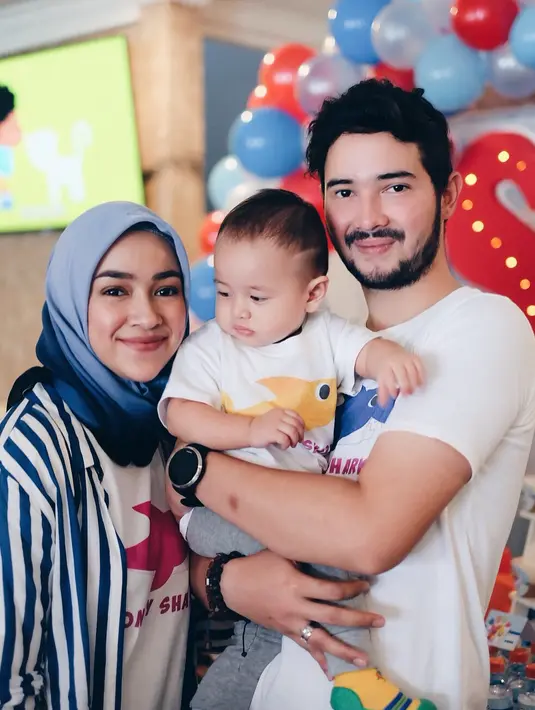 Sebuah perayaan ultah baru saja digelar 8 April 2018. Tema baby shark dipilih oleh kedua pasangan ini untuk merayakan genap ulang tahun putra pertamanya. (Instagram/aryanifitriana24)