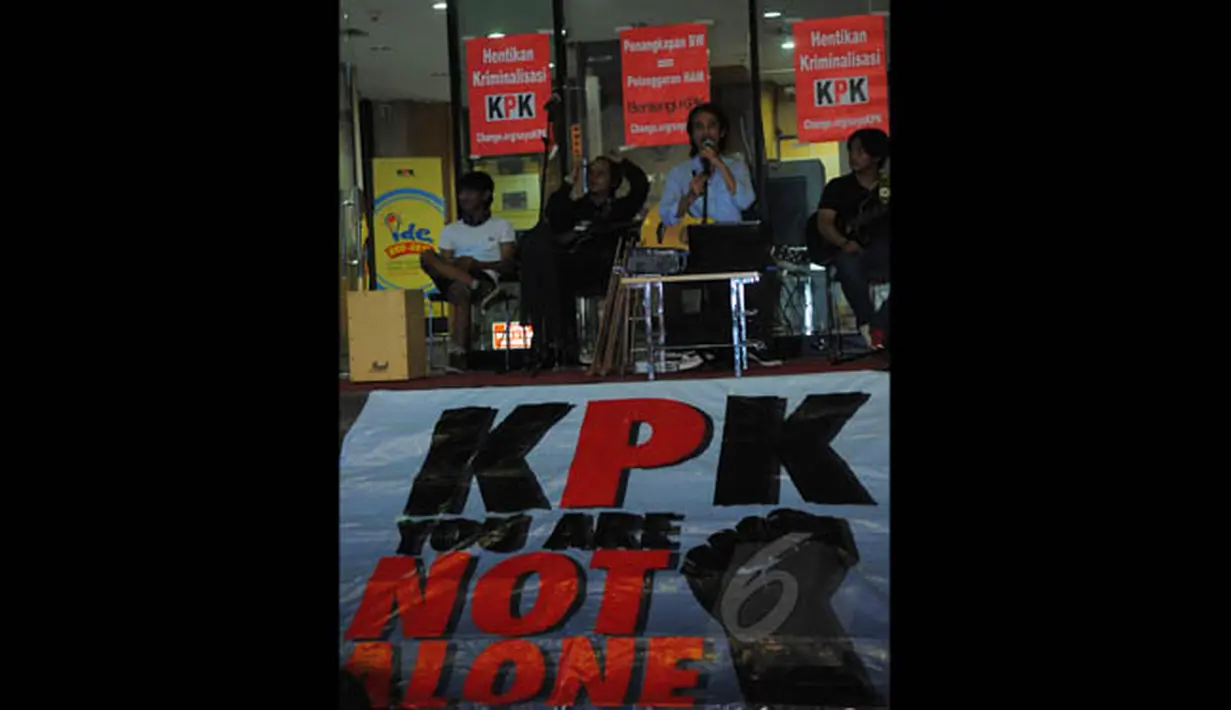 Aksi kelompok musik Simponi dalam diskusi musikal antikorupsi di Gedung KPK, Jakarta, Rabu (4/2/2015). Kegiatan tersebut diisi dengan penampilan sejumlah kelompok musik, orasi dan diskusi seputar antikorupsi. (Liputan6.com/Faisal R Syam)