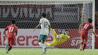 Aditya Arya Nugraha harus menggantikan posisi Cahya Supriadi dibawah mistar gawang Timnas Indonesia U-20 usai insiden yang terjadi pada menit ke-59, ketika bersua Hong Kong pada laga kedua Grup F Kualifikasi Piala Asia U-20 2023. (Bola.com/Ikhwan Yanuar)