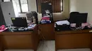 Masing-masing instansi dipersilakan mengatur sistem serta pola kerja dengan dukungan teknologi agar produktivitas tidak terganggu. Tampak dalam foto, pegawai bekerja di depan komputer dengan beberapa meja kursi yang kosong saat penerapan Work From Home (WFH) bagi Aparatur Sipil Negara (ASN) di kantor Kecamatan Limo, Depok, Jawa Barat, Jumat (10/4/2026). (merdeka.com/Arie Basuki)