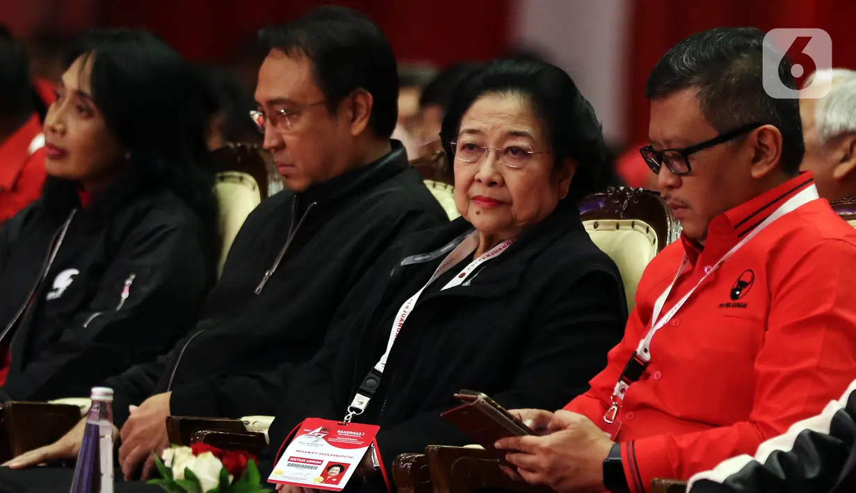 Ketua Umum PDI Perjuangan Megawati Soekarnoputri (kedua kanan) saat menghadiri penutupan Rakernas I PDIP di Jakarta, Minggu (12/1/2020). Rakernas menghasilkan rekomendasi pembumian ideologi Pancasila, menjaga NKRI dan kebinekaan, kedaulatan wilayah serta ekonomi. (Liputan6.com/Johan Tallo)