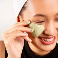 Atasi jerawat dengan Clay Mask dan Hyaluronic Moisturizing Gel/dok. EMILEY