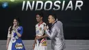 Pemain Mitra Kukar, Bayu Pradana bersiap duet nyanyi bareng Via Vallen pada acara peluncuran Liga 1 Indonesia di Studio 5 Indosiar, Jakarta, Senin (19/3/2018). Liga 1 nantinya akan diikuti oleh 18 klub. (Bola.com/Vitalis Yogi Trisna)