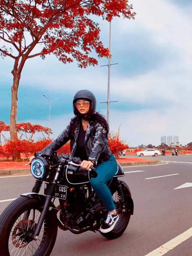 6 Gaya Aura Kasih Naik Moge Ini Keren, Curi Perhatian