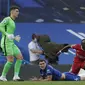 Bek Chelsea Andreas Christensen mendapat kartu merah usah melanggar winger Liverpool Sadio Mane pada laga Liga Inggris di Stamford Bridge, Minggu (20/9/2020). (AFP/Matt Dunham)